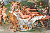 Mantova, Palazzo Te - Camera di Amore e Psiche,  parete Sud, Amore e Psiche, sdraiati sul klne e tra loro la figlia, Volutt.